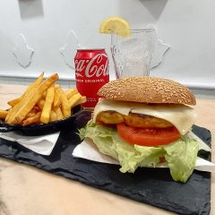 Menú hamburgesa vegetal en cafetería ristretto barcelona en el barri de les corts