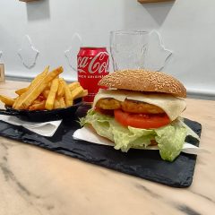 Menú hamburgesa vegetal en cafetería ristretto barcelona en el barri de les corts