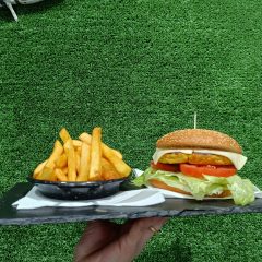 Menú hamburgesa vegetal en cafetería ristretto barcelona en el barri de les corts