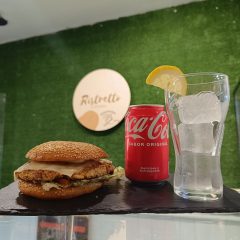 Menú hamburgesa vegetal en cafetería ristretto barcelona en el barri de les corts