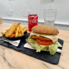 Menú hamburgesa vegetal en cafetería ristretto barcelona en el barri de les corts